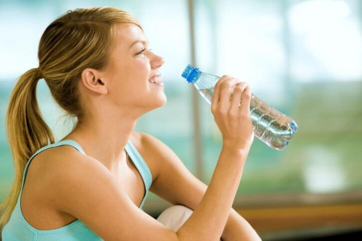 Water replaces food during a binge diet