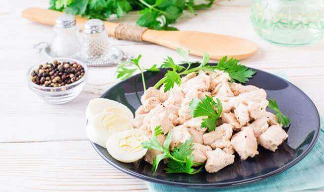 Chicken fillet grilled in a slow cooker - a nutritious dinner with a low carb diet